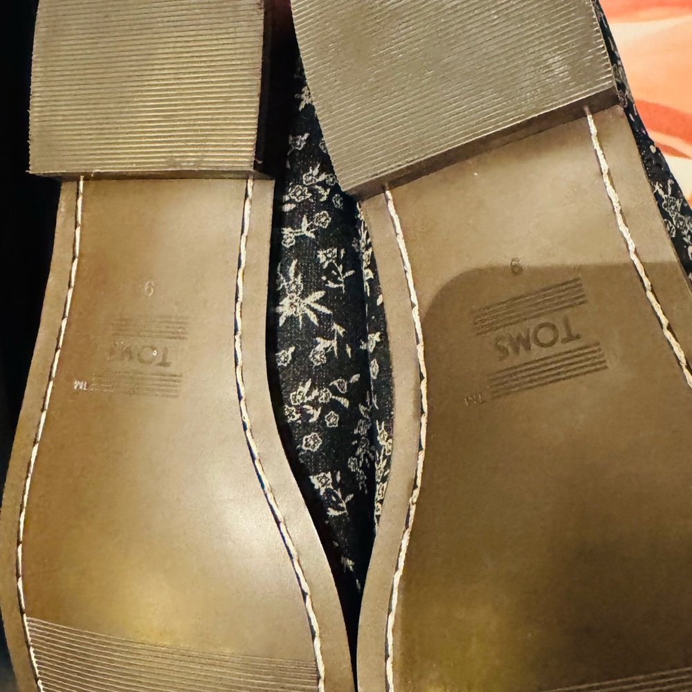 TOMS Black Floral Lace-Up Shoes (brand new ) - Picture 5 of 5